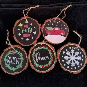 NWOT   Hand Painted Wood Slice Christmas Ornaments